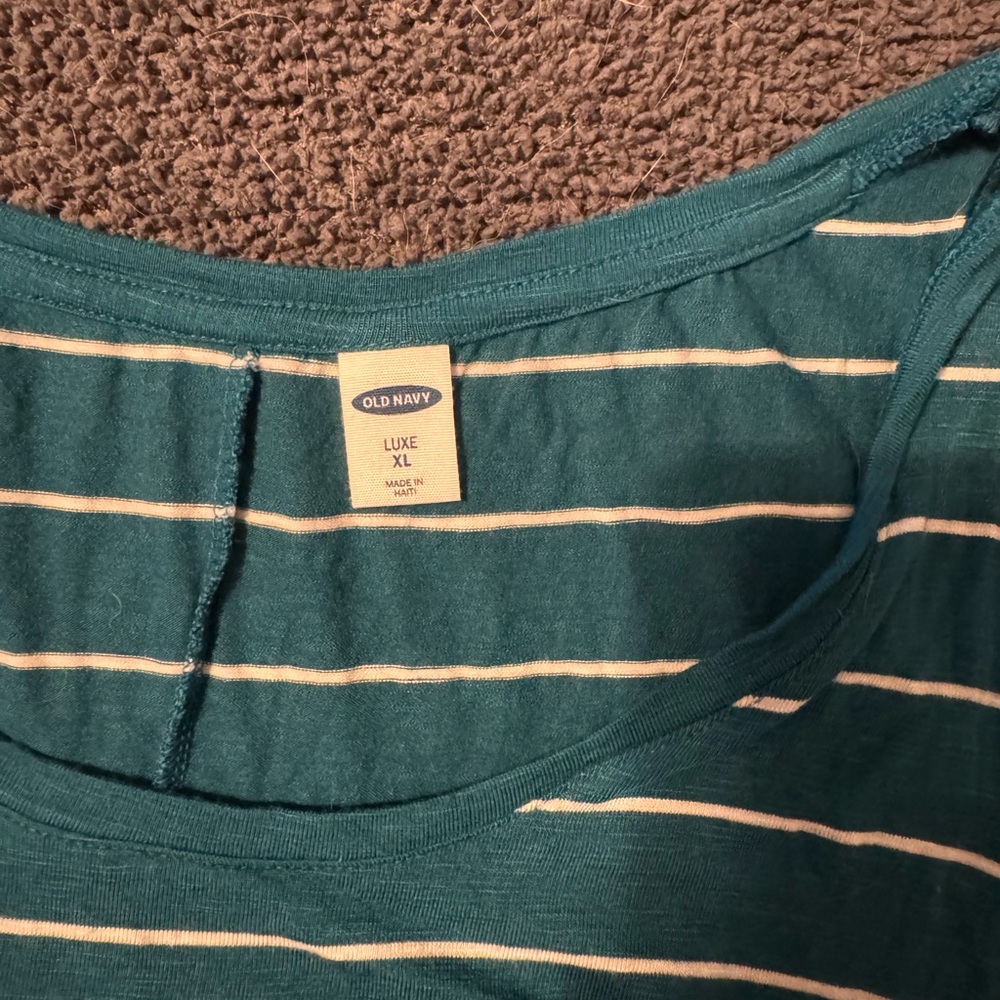 Old Navy Green Sleeveless Relaxed Tank Top - Picture 3 of 3